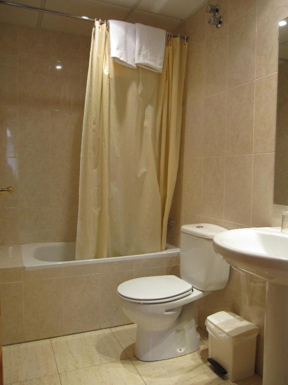 Fonda Agusti Otel Esterri d'Àneu Oda fotoğraf